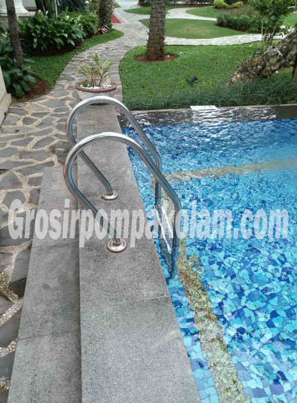 tangga kolam renang