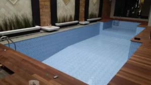 Lapisan Anti-Lengket Kunci Kebersihan Dinding Kolam Renang