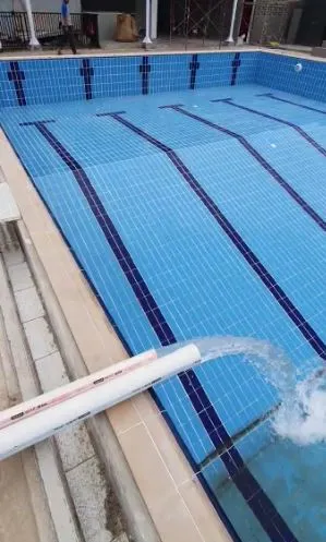 pengisian air kolam renang