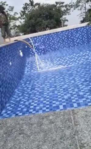 pengisian air kolam renang