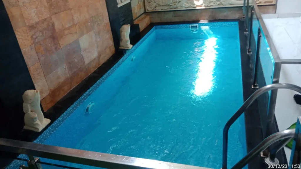 perbedaan perawatan kolam renang